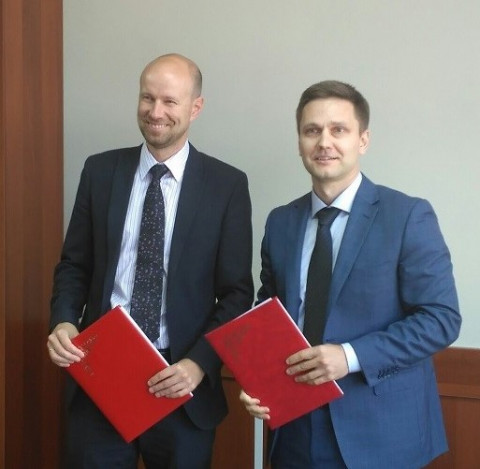 Signing ceremony: Denis Skomorokhov (left), General Director of the Ural High-Tech Park, and Andrey Podshivalov (right), Sales Director of the ESI Group office in Russia.