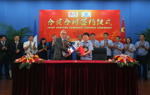 Dr Alain de Rouvray et Dr Dai ShengLong se serrant la main pendant la cérémonie de signature