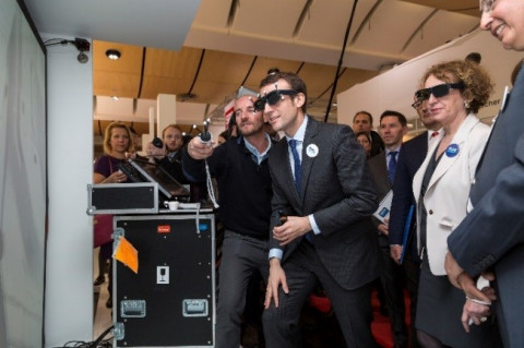 Le Ministre français de l’Économie, Emmanuel Macron, en compagnie de Muriel Pénicaud, Ambassadrice déléguée aux investissements internationaux, Directrice Générale de Business France, découvrent la solution de Réalité Virtuelle ESI IC.IDO lors du lancement de la campagne CREATIVE INDUSTRY à la foire de Hanovre le 26 avril dernier.