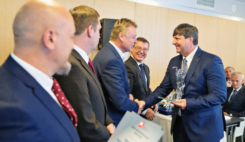 Karel Luňáček, COO of MECAS ESI, receives the award in Prague, from top representatives of AIA: Bohdan Wojnar, ŠKODA HR Director and AIA President; and Pavel Juricek, owner of Brano Group and Vice President of AIA.