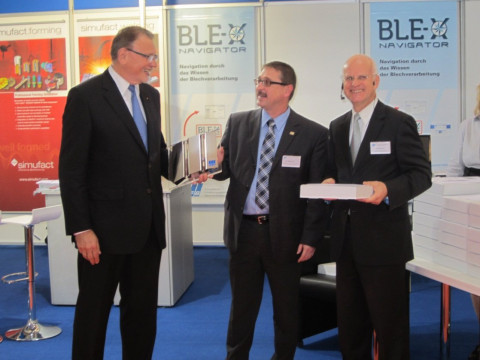 Représentants EFB et ESI a EuroBLECH: Wilfried Jakob, Président de l’EFB (a gauche), Andreas Renner, ESI Group, recevant le prix EFB de l’Alliance Innovante (au centre) et Dr. Norbert Wellmann, PDG de l’EFB (a droite)